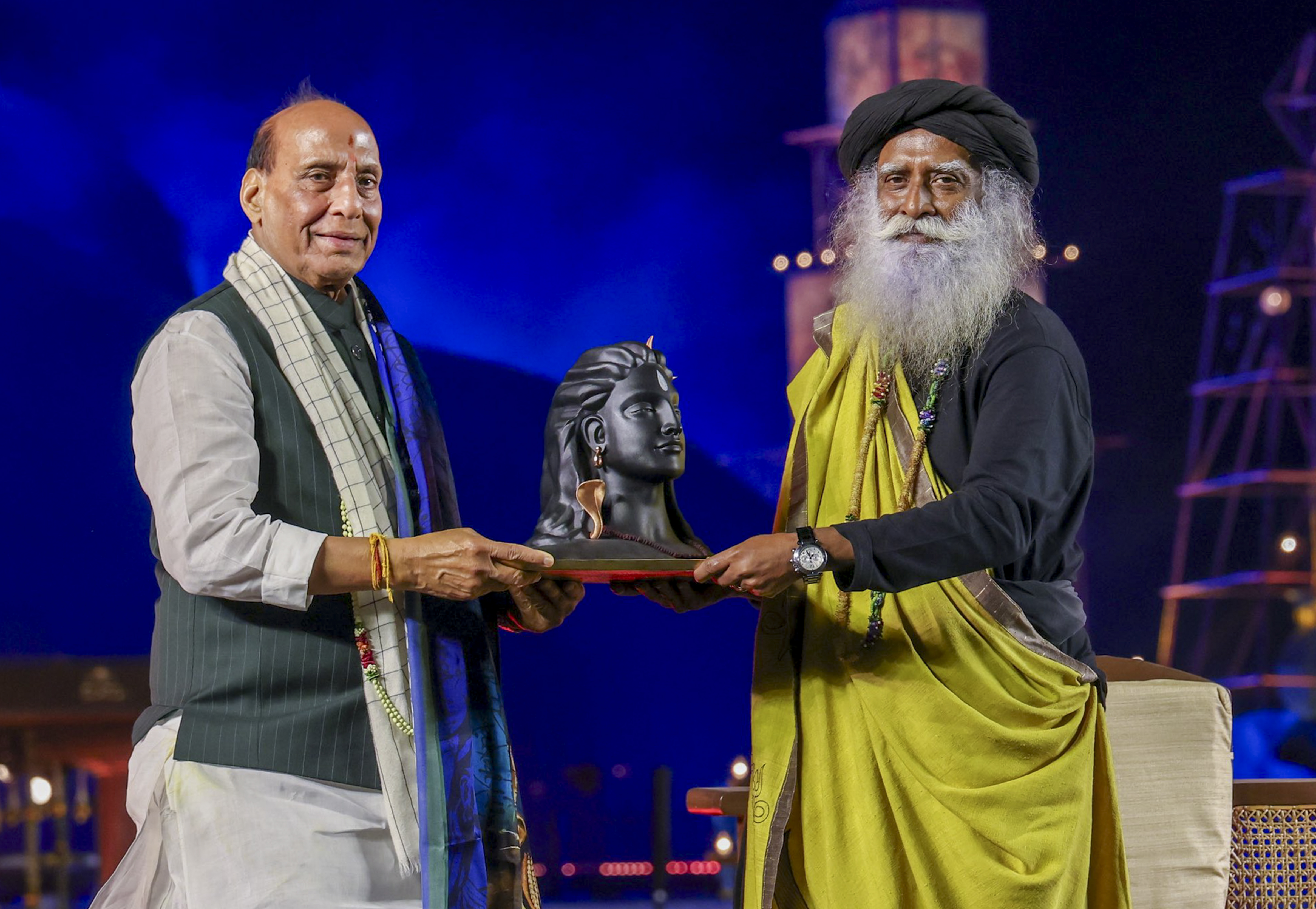 सद्गुरु जग्गी वासुदेव यांनी संरक्षण मंत्री राजनाथ सिंह यांना सन्मानित केले.