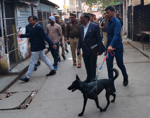 स्थानीय पुलिस और डॉग स्क्वॉड ने कोर्ट परिसर में चेकिंग की।