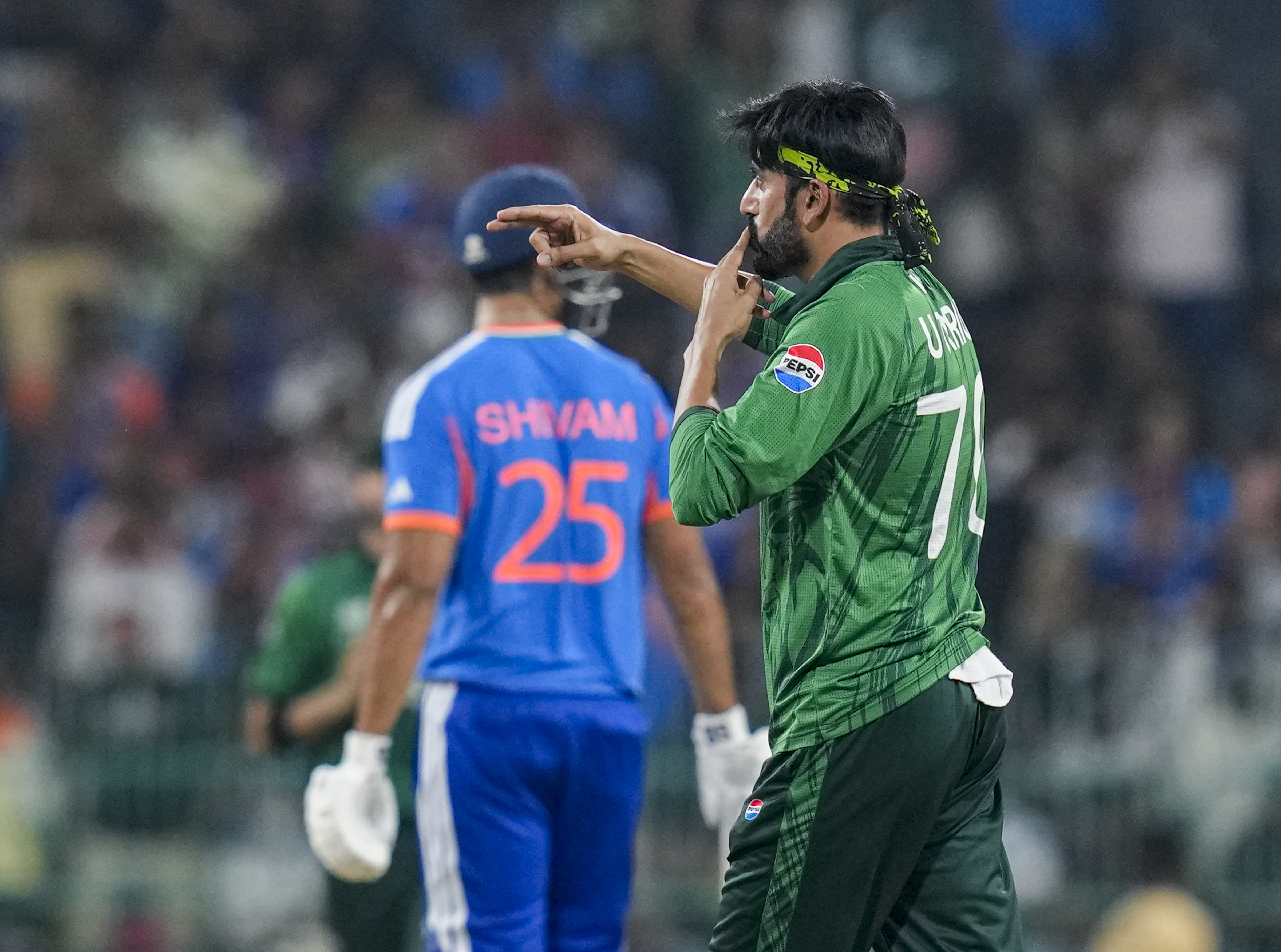 उस्मान तारिक ने 24 रन देकर 1 विकेट लिया।