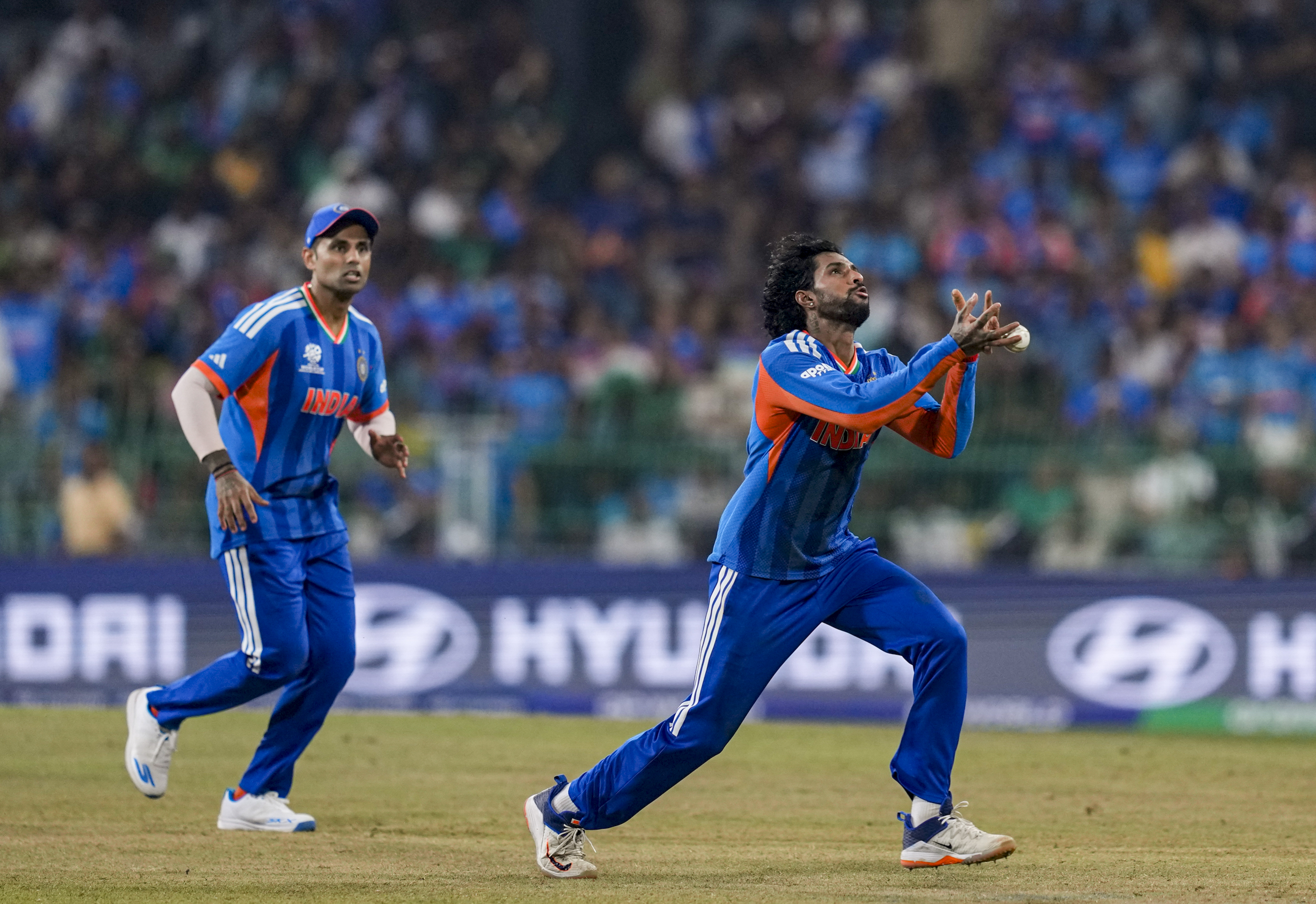 तिलक वर्मा ने अपनी ही गेंद पर कैच छोड़ दिया।