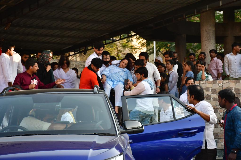 तुनिषा की मां भी उनके अंतिम संस्कार के समय बेहोश हो गई थीं।