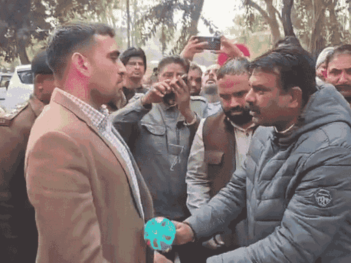 19जनवरी 2026 को गुहला चीका से कांग्रेस विधायक देवेंद्र हंस ने एसडीएम कैप्टन प्रमेश सिंह को झुनझुना पकड़ाने की कोशिश की थी। - Dainik Bhaskar