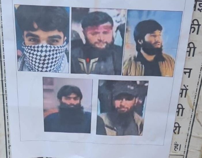 सुरक्षाबलों पांच आतंकियों के पोस्टर लगाए है।
