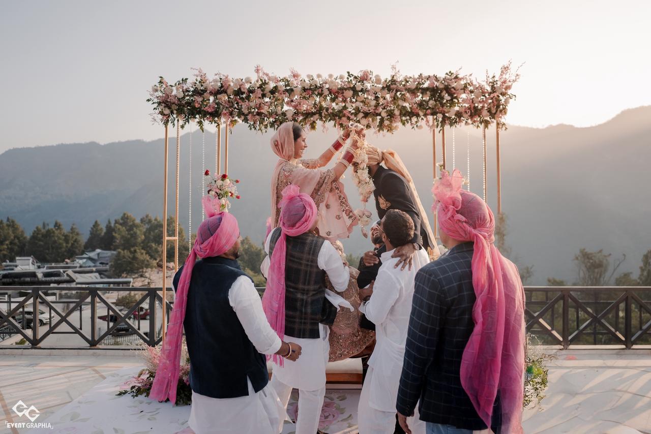 सोनिका वरमाला डालते हुए