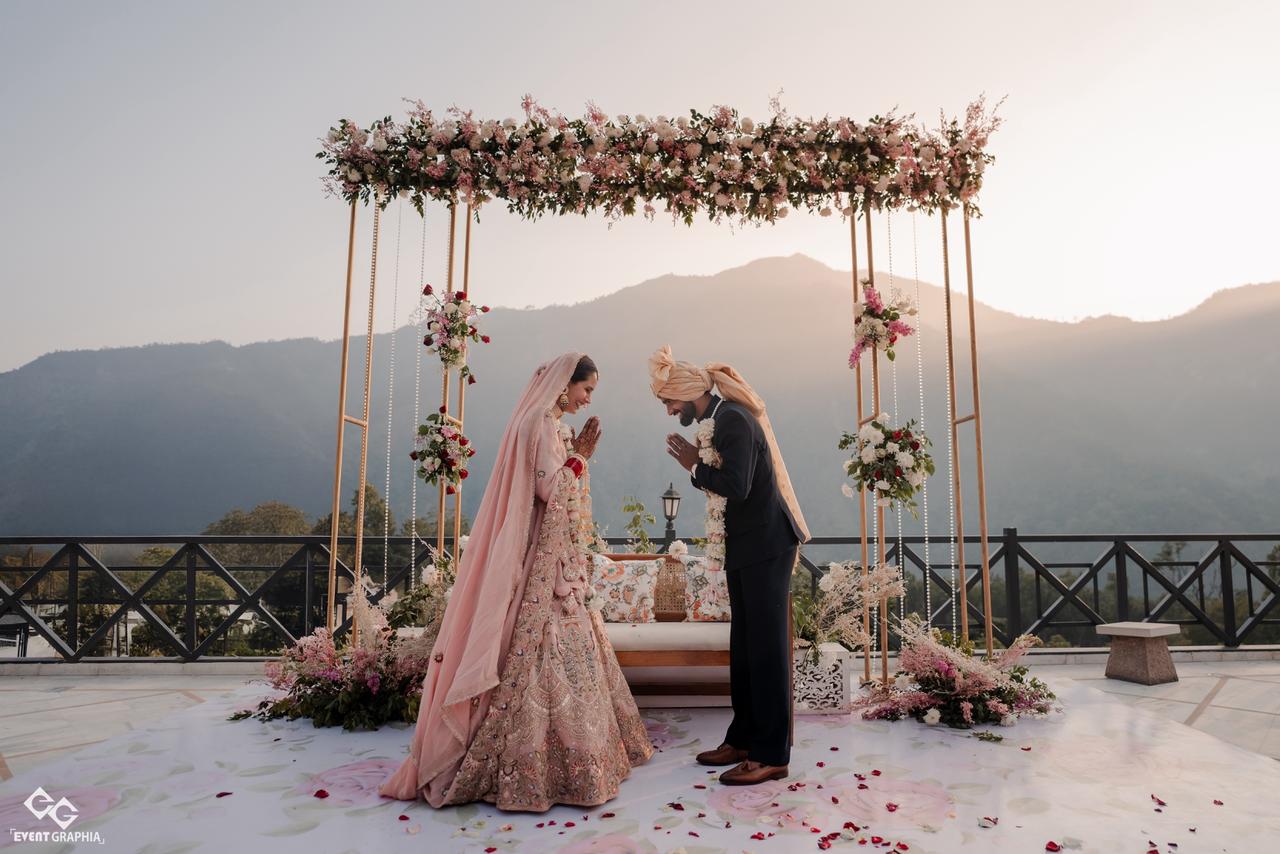 शादी के बाद सुमित ने सोनिका को झुककर नमन किया तो सोनिका ने भी हाथ जोड़े