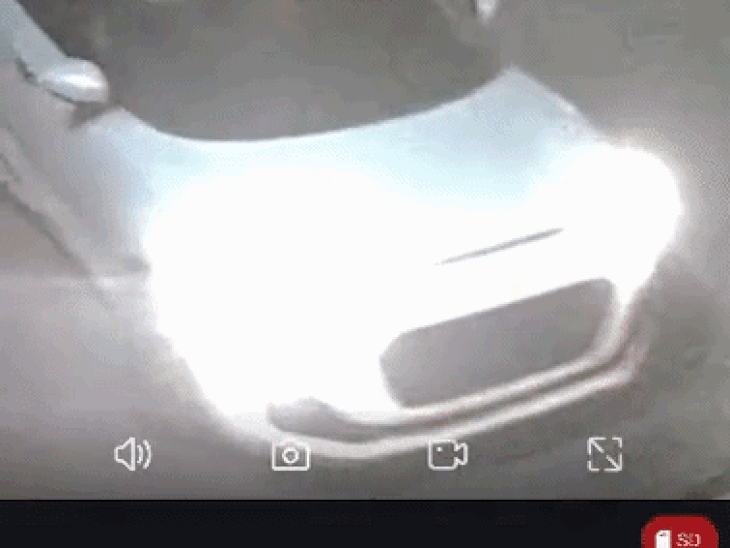 तीन नकबापोश बदमाश बिना नंबर की काले रंग की स्विफ्ट डिजायर कार से आते हैं। कार मकान के सामने पार्क कर देते हैं और मैन गेट से फांदकर अंदर घुस जाते हैं।