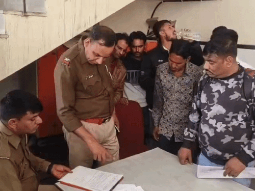पोस्टमार्टम के लिए कार्रवाई करती पुलिस।