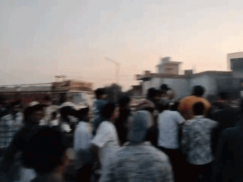 लोगों ने किया सड़क जाम। - Dainik Bhaskar