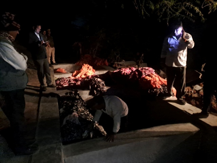 पाली के पूनायता गांव के निकट सरकारी पर अवैध रूप से बनाए गए होदों से कपड़ के थान लेते हुए।