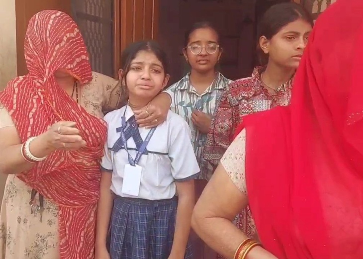 पाली जिले के सुमेरपुर में सड़क हादसे में तीन साल की मासूम की मौत के बाद विलाप करते परिजन।