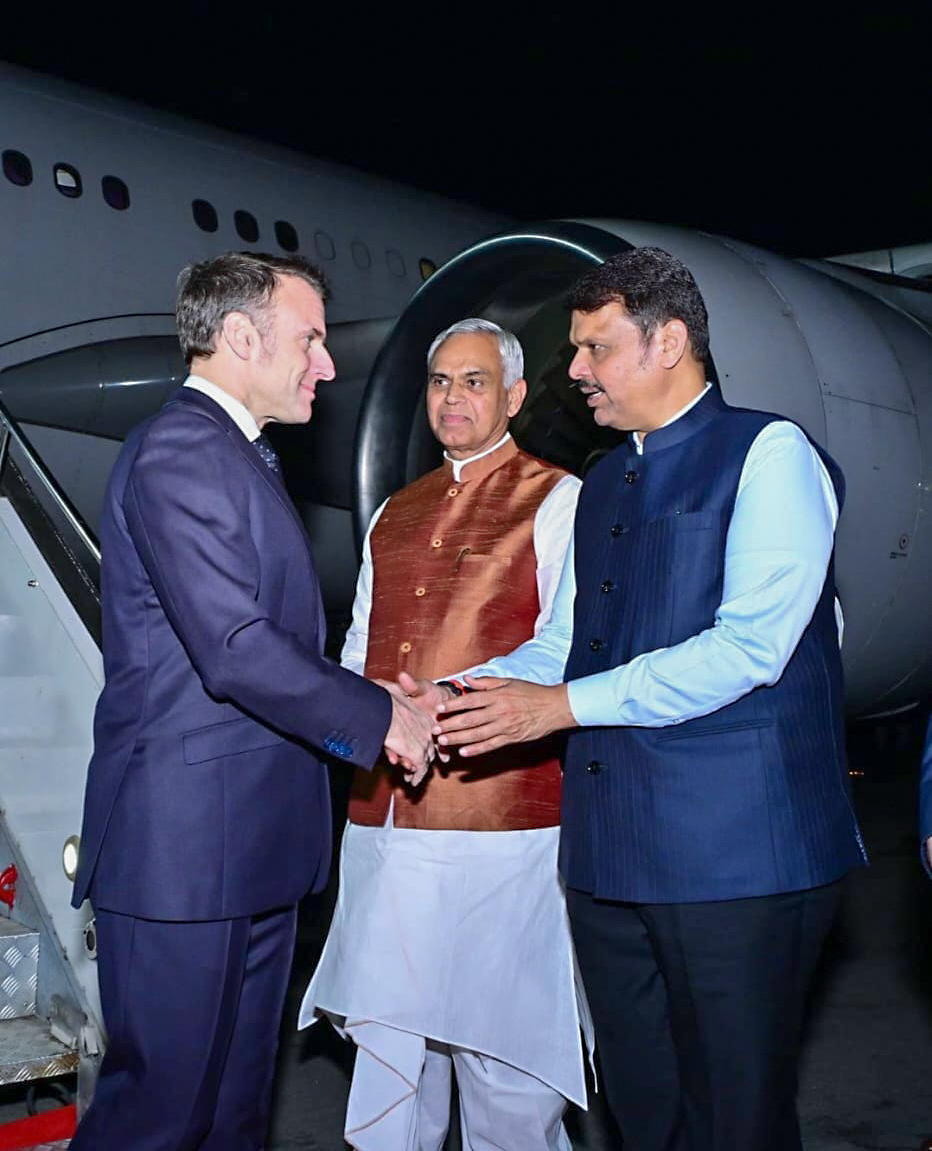 महाराष्ट्र के मुख्यमंत्री देवेंद्र फड़नवीस ने मैक्रों का मुंबई एयरपोर्ट पर स्वागत किया।