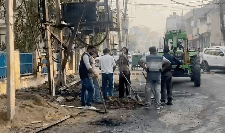 मोके पर बिजली के खंभे की मरम्मत करते हुए बिजली विभाग के कर्मचारि