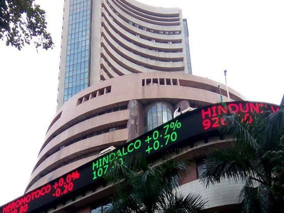 सेंसेक्स में 200 अंक से ज्यादा की गिरावट:  83,000 पर कारोबार कर रहा, निफ्टी भी 100 अंक लुढ़का; बैंकिंग और ऑटो शेयर्स में बिकवाली