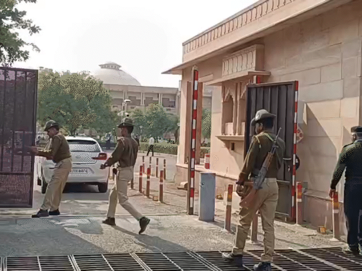 हाईकोर्ट जोधपुर में सुरक्षाकर्मी तैनात है। चेंकिंग के बाद ही किसी को अंदर जाने दिया जा रहा है।