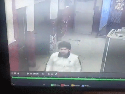 कर्मचारी जान बचाने भागते हैं, नाबालिग उन पर दोबारा फायर करने की कोशिश करता है।