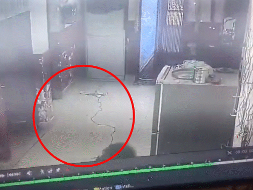 कैप पहचा नाबालिग फायर करने की कोशिश करता है, लेकिन फायर नहीं होता।