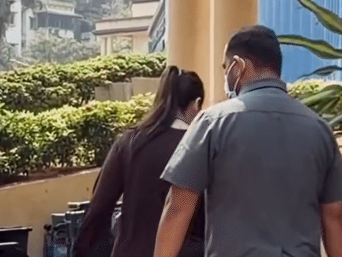 बेटी अलवीरा खान भागते हुए अस्पताल पहुंचीं।