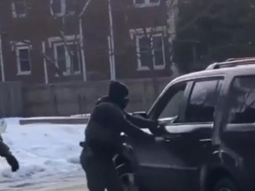 फुटेज में एक ICE एजेंट कार ड्राइवर महिला पर फायरिंग करता दिखा।