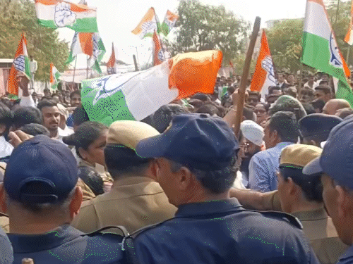 विधानसभा कूच के दौरान कांग्रेस र्कायकर्ताओं और पुलिस के बीच धक्का-मुक्की हो गई।