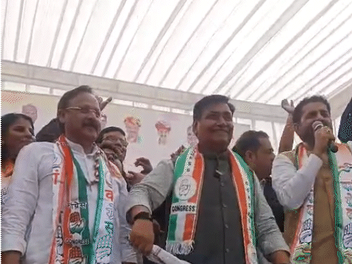 पीसीसी चीफ गोविंद सिंह डोटासरा, नेता प्रतिपक्ष टीकाराम जूली। डोटासरा ने मंच से कार्यकर्ताओं के सामने गमचा लहराया।