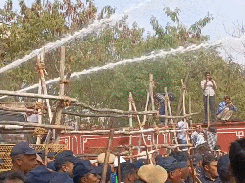 कांग्रेस कार्यकर्ताओं को खदेड़ने के लिए पुलिस ने वाटर कैनन का प्रयोग किया।
