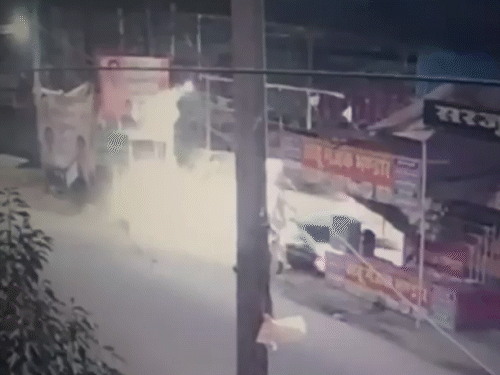 जयपुर में स्कूटी सवार दो युवकों को टक्कर मारकर स्कॉर्पियो सवार मौके से भाग गया।