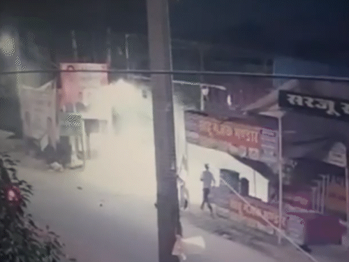 हादसे के बाद घटना स्थल पर राहगीरों ने पुलिस को सूचना दी। जिसके बाद पुलिस ने मौके पर पहुंचकर दोनों को गंभीर हालत में अस्पताल पहुंचाया, जहां दोनों ने दम तोड़ दिया।