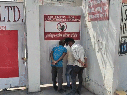 कंपनी कोका कोला कोल्डड्रिंक ब्रांड के प्रोडक्ट बनाती है।