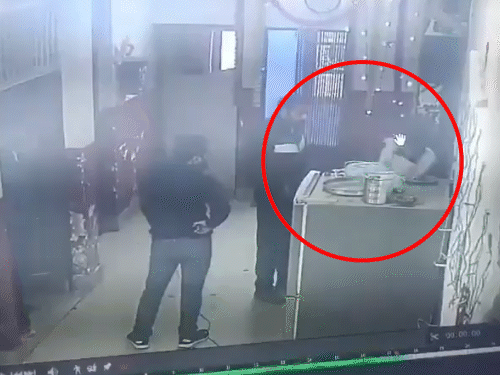 कैप पहना नाबालिग पीछे से आता है और सेंटर कर्मचारियों पर फायर करता है।