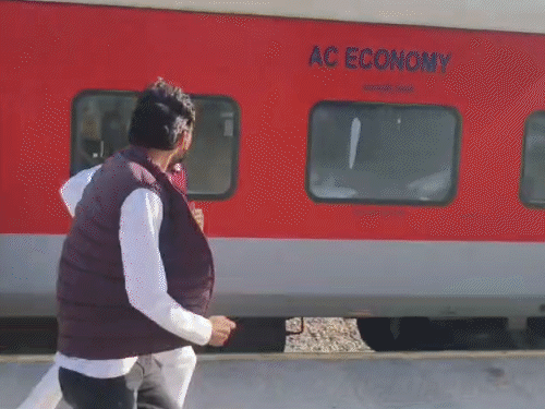 हरदोई में पुलिसकर्मियों ने कांग्रेस के कार्यकर्ताओं को रेलवे स्टेशन पर दौड़ाकर पकड़ा।