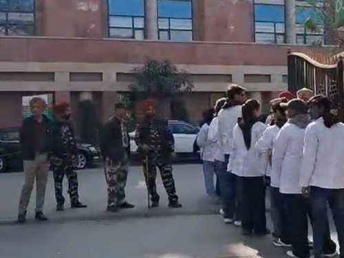 धमकी मिलने के बाद फोर्टिस अस्तपाल में सुरक्षा बढ़ा दी गई। स्टाफ को भी जांच के बाद अंदर जाने की अनुमति मिली।