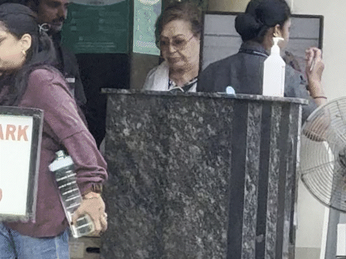 हेलेन भी पति सलीम खान को देखने अस्पताल पहुंचीं।