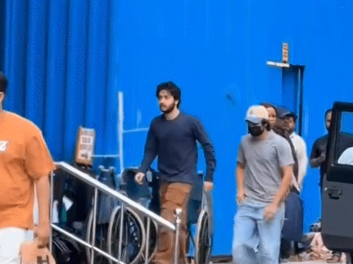 सलीम खान के पोते अरहान और निर्वाण अस्पताल जाते हुए नजर आए।