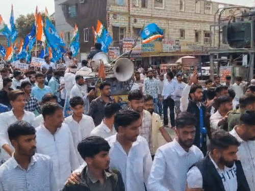 कार्यकर्ताओं ने एसके स्कूल ग्राउंड से कलेक्ट्रेट तक आक्रोश रैली निकाली। इस दौरान सड़क पर करीब डेढ़ किलोमीटर लंबा जाम लग गया।