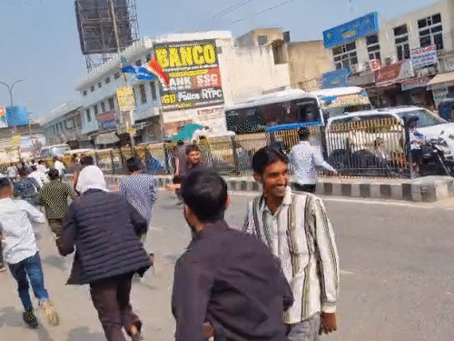 सीकर में छात्रहितों के मुद्दों को लेकर आज नेशनल स्टूडेंट्स यूनियन ऑफ इंडिया (NSUI) के बैनर तले निकाली गई रैली के दौरान आगे प्रदर्शनकारी छात्र दौड़ते हुए दिखे।