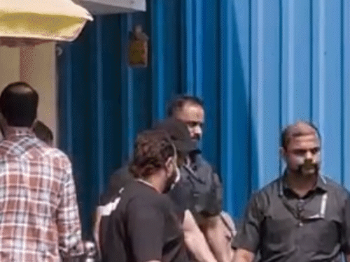 सलमान खान पिता को देखने लीलावती अस्पताल पहुंचे।