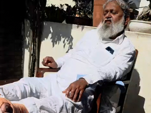 अंबाला स्थित अपने घर पर मंत्री अनिल विज कुर्सी पर बैठकर गाना गाते दिखाई दे रहे है। इसका वीडियो सामने आया है। - Dainik Bhaskar