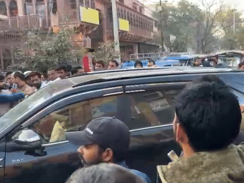 केलीकुंज आश्रम से विराट-अनुष्का निकले तो उनकी गाड़ी जाम में फंस गई। इस दौरान उन्हें देखने के लिए फैंस की भीड़ लग गई।