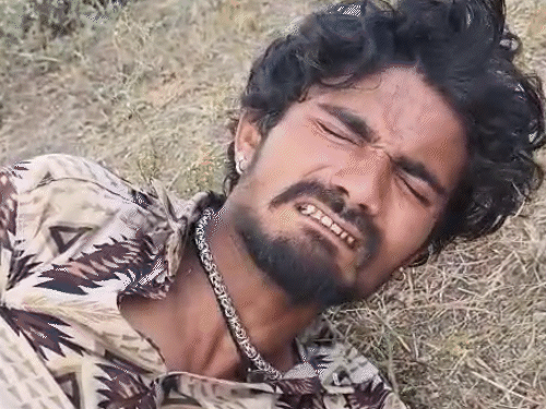 आरोपियों ने अल्ताफ के हाथ-पैर तोड़ दिए।