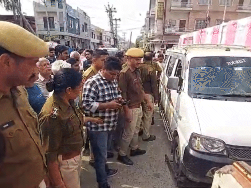 तस्वीर, कोलीवाड़ा रोड की है। परिजनों और ग्रामीणों ने यहां जाम लगा दिया। यही मौके पर खड़ी वैन से बच्ची की मौत हुई थी।