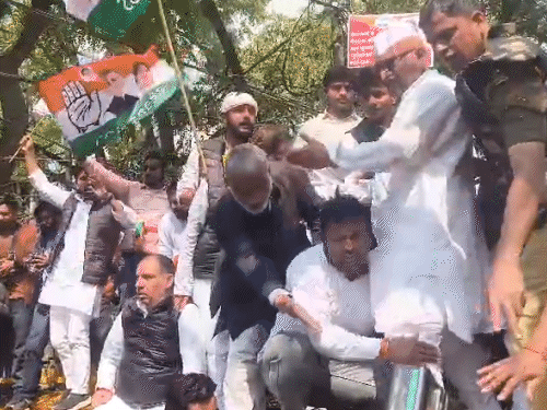 कांग्रेस प्रदेश अध्यक्ष अजय राय बैरिकेडिंग पर चढ़ गए। उन्होंने सरकार के खिलाफ नारेबाजी की। पुलिस वालों ने किसी तरह से समझाकर उन्हें उतारा।