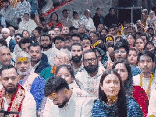 विराट-अनुष्का ने करीब एक घंटे तक सत्संग सुना। इस दौरान दोनों हाथ जोड़कर बैठे रहे।