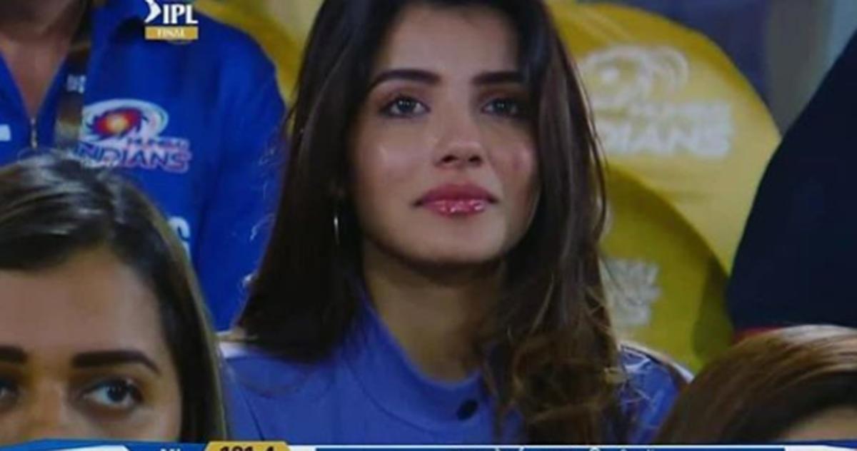 IPL 2019 में मुंबई इंडियंस और चेन्नई सुपर किंग्स के मैच के दौरान अदिति हुंडिया की वायरल हुई तस्वीर।