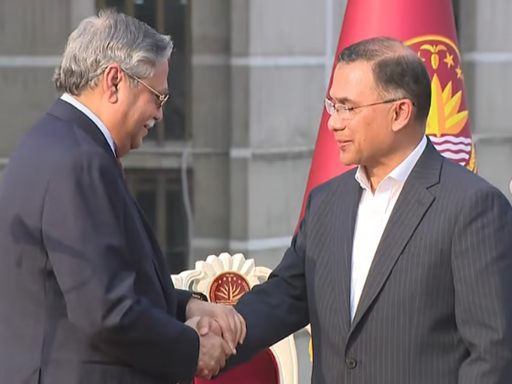 राष्ट्रपति मोहम्मद शहाबुद्दीन ने तारिक रहमान को प्रधानमंत्री के तौर पर शपथ दिलाई। बाद में दोनों ने हाथ मिलाया।