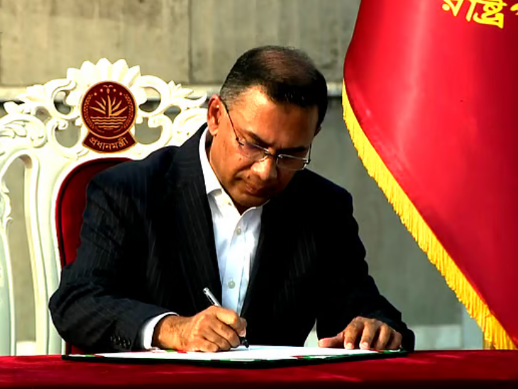 तारिक रहमान ने प्रधानमंत्री के रूप में शपथ लेने के बाद हस्ताक्षर किए।