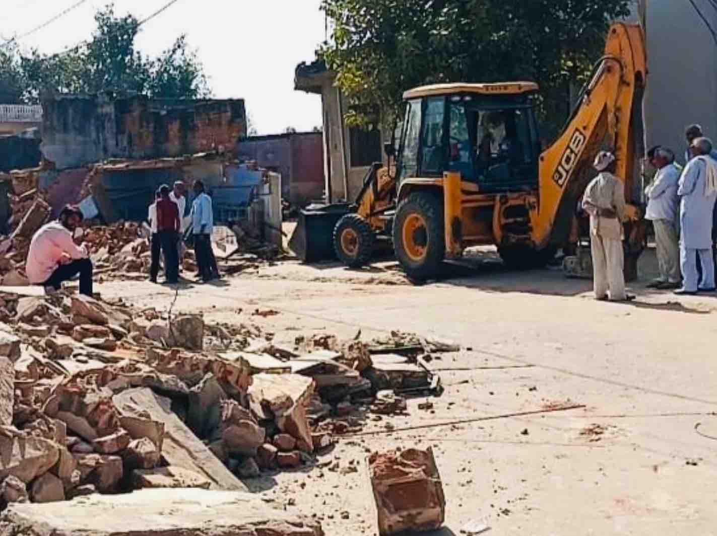 प्रशासन की समझाइश के बाद ग्रामीणों ने सहमति जताई जिसके बाद शांतिपूर्वक अतिक्रमण हटाया गया।