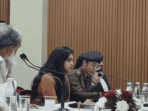 मंत्री अनिल विज और SP उपासना मीटिंग में बातचीत करते हुए।