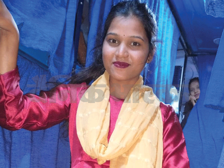 दुल्हन मधु भारद्वाज, जो पति और देवर को नींद की गोलियां खिलाकर फरार हो गई।