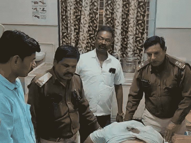 आरोपी ने डिप्टी रेंजर राकेश शर्मा को पीठ में गोली मारी।