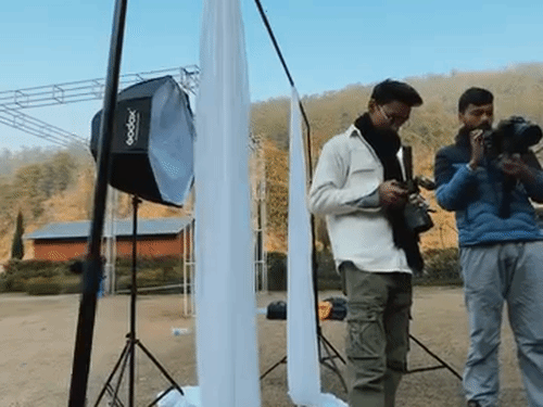 उत्तराखंड में प्रोजेक्ट की शूटिंग करते सिनेमैटोग्राफर।